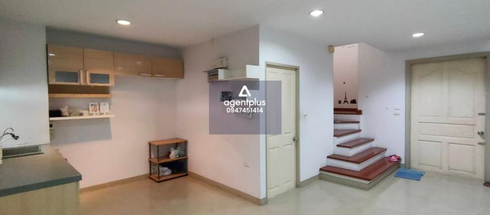 ขายด่วนทาวน์โฮม 3 ชั้น ปรับปรุงใหม่ บ้านกลางเมือง บริติช ทาวน์  ศรีนครินทร์ (ศรีด่าน 24) ทาสีใหม่ ปรับปรุงลานจอดรถลงเข็มกันทรุด 14 ต้น ผ้าม่านเปลี่ยนใหม่ทั้งหลัง  แอร์พร้อมใช้ทั้งหลัง สภาพตัวบ้านเดิมๆ ไม่มีต่อเติมหนักต่อจากโครงการ