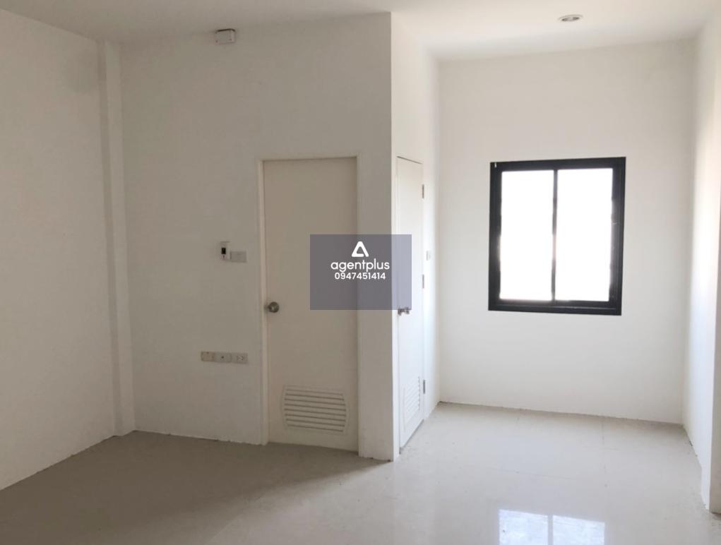 อาคารพาณิชย์ 3 ชั้น ทำเลดี บริเวณโดยรอบเป็นแหล่งชุมชน เดินทางสะดวก ติดถนนโรงโป๊ะ–เขาไม้แก้ว สาธารณูปโภคครบ เหมาะสำหรับอยู่อาศัยหรือประกอบธุรกิจ