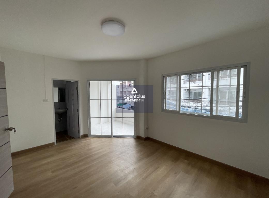 ทาวน์เฮาส์ 2 ชั้น ติดถนนบ้านสวน-หนองข้างคอก 1 และถนนสุขุมวิท เดินทางเข้า-ออกสะดวก ทำเลดีอยู่ใกล้ตึกน้ำ