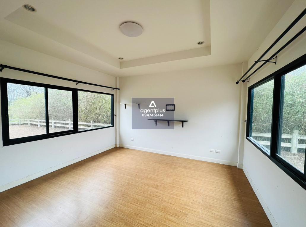 บ้านเดี่ยวชั้นเดียวภายในกว้างขวาง โครงการพัทยา คันทรีคลับ แอนด์ รีสอร์ท ชลบุรี บรรยากาศดี ทำเลติดถนนสายสัตหีบ–เขาหินซ้อน (ทล.331) ตั้งอยู่ภายในสนามกอล์ฟ รายล้อมด้วยธรรมชาติ เหมาะสำหรับการพักผ่อน