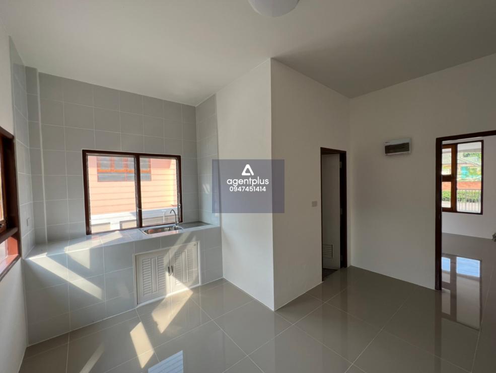 บ้านเดี่ยวชั้นเดียว บ้านฟ้านาวี แยกจากถนนสุขุมวิท (ทล.3) หลัก กม.ที่ 179 เข้าซอยสัตหีบ-สุขุมวิท 99 ถึงที่ตั้งทรัพย์ประมาณ 4.4 กม. ทำเลดีในแหล่งชุมชน สาธารณูปโภคครบครัน การเดินทางสะดวก