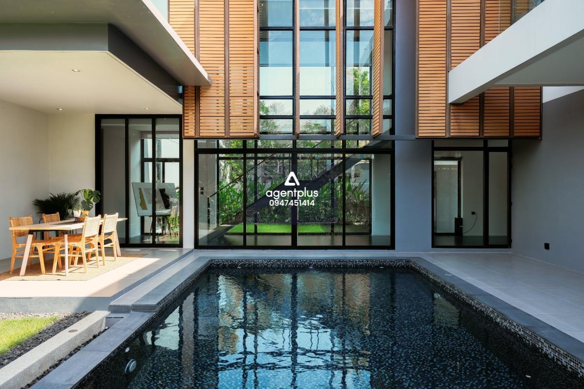 ขายพูลวิลล่าหรู 2 ชั้น บนเนินเขาพัทยา ที่ดินแปลงใหญ่ ดีไซน์ Modern Tropical