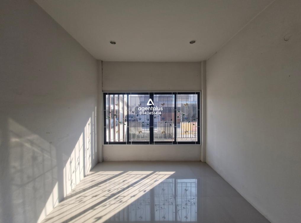 ทาวน์เฮ้าส์ โครงการเอสซี วิลเลจ ระยอง โครงสร้างอาคารคอนกรีตเสริมเหล็ก ทำเลที่ตั้งโครงการดี การเดินทางสะดวก ซอย 5 ปลวกแดง-วังตาผิน 3 ถนนสายปลวกแดง-ห้วยปราบ