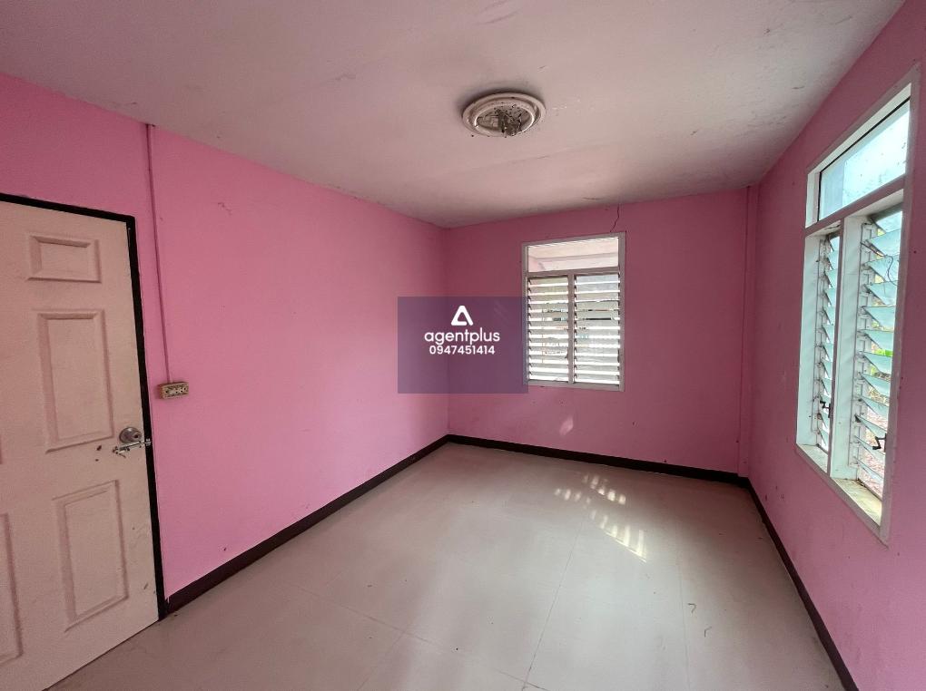 บ้านเดี่ยวชั้นเดียว เทพประทานพร 3 ศรีราชา ทำเลดีใกล้ถนนสายฉะเชิงเทรา-สัตหีบ(ทล.331) แยกเข้าถนนโป่งเสก็ด-ห้วยปราบ ประมาณ 900 เมตร