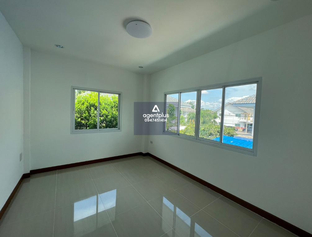 บ้านเดี่ยว 2 ชั้น ถนน อบจ. พานทอง โครงการโชติกา โมเดิร์นนิตี้ ชลบุรี : ปรับปรุงใหม่ บริเวณโดยรอบเป็นที่อยู่อาศัยและตั้งอยู่ใกล้โรงเรียนพานทอง การคมนาคมสะดวก สาธารณูปโภคพร้อม