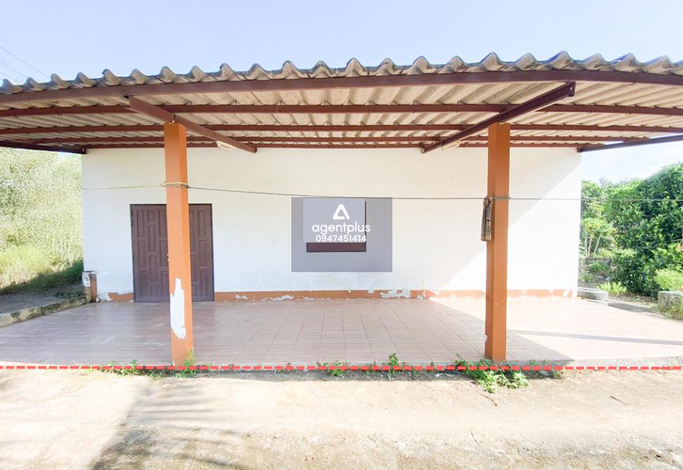 บ้านเดี่ยวชั้นเดียว ทำเลดี บริเวณข้างเคียง เป็นที่อยู่อาศัยและสวนยางพารา การคมนาคมสะดวก สาธารณูปโภคพร้อม