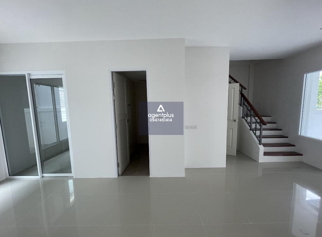 ทาวน์เฮ้าส์ 2 ชั้น แสนสุขทาวน์ ภายในกว้างขว้าง เดินทางเข้า-ออกสะดวก อยู่ใกล้สถานที่สําคัญ