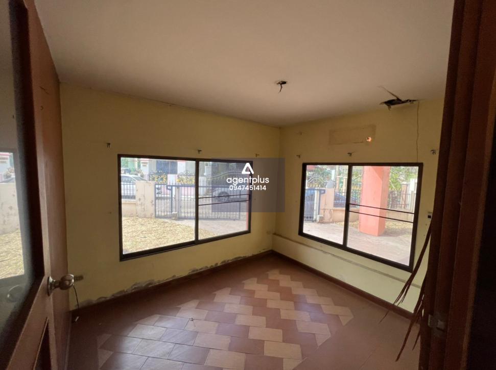 บ้านเดี่ยว 2 ชั้น ติดถนนสุขุมวิท (ทล.3) บริเวณ กม.ที่ 146+500 เซ็นทรัล ปาร์ค 2 ทำเลดีในแหล่งชุมชน บริเวณโดยรอบเป็นที่อยู่อาศัย สาธารณูปโภคครบครัน การเดินทางเข้า-ออกสะดวก