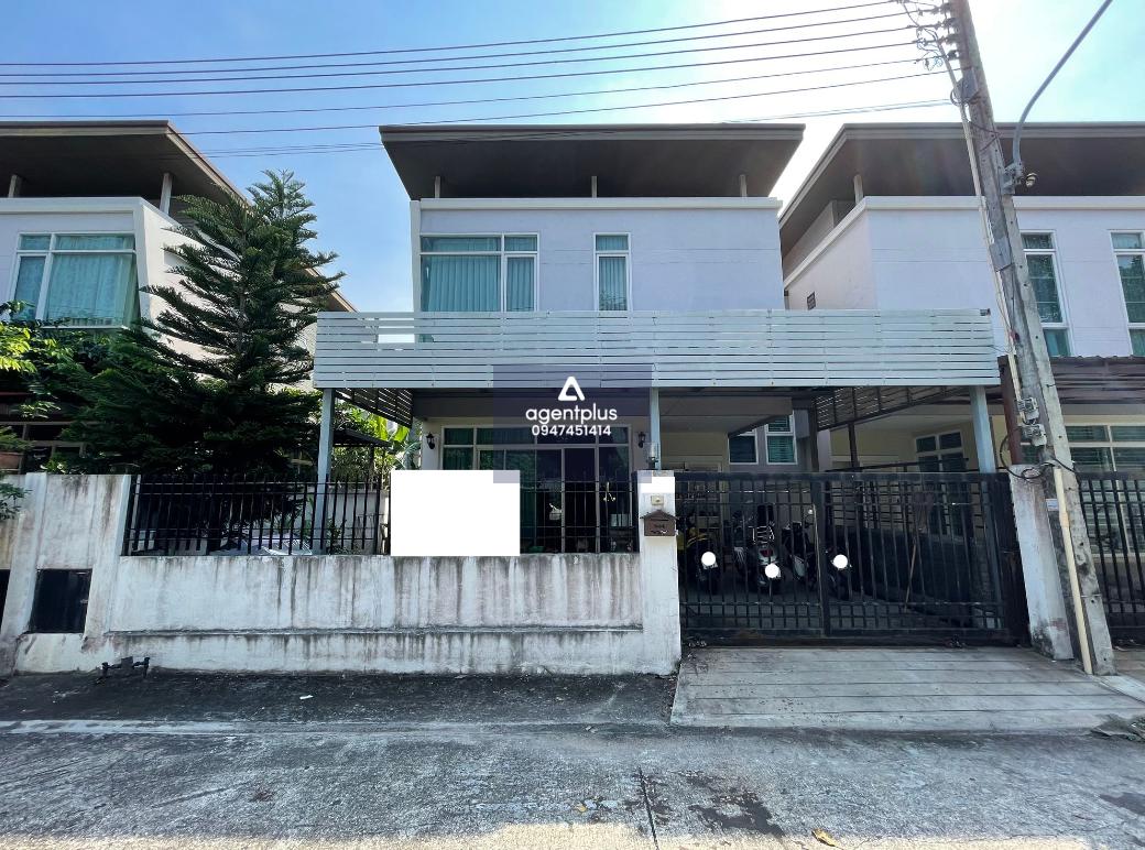 บ้านเดี่ยว 2 ชั้น เดอะ ไพน์ ทำเลดี ติดถนนเลียบมอเตอร์เวย์ (ทล.7) เดินทางเข้า-ออกสะดวก สาธารณูปโภคครบ อยู่ในย่านชุมชน