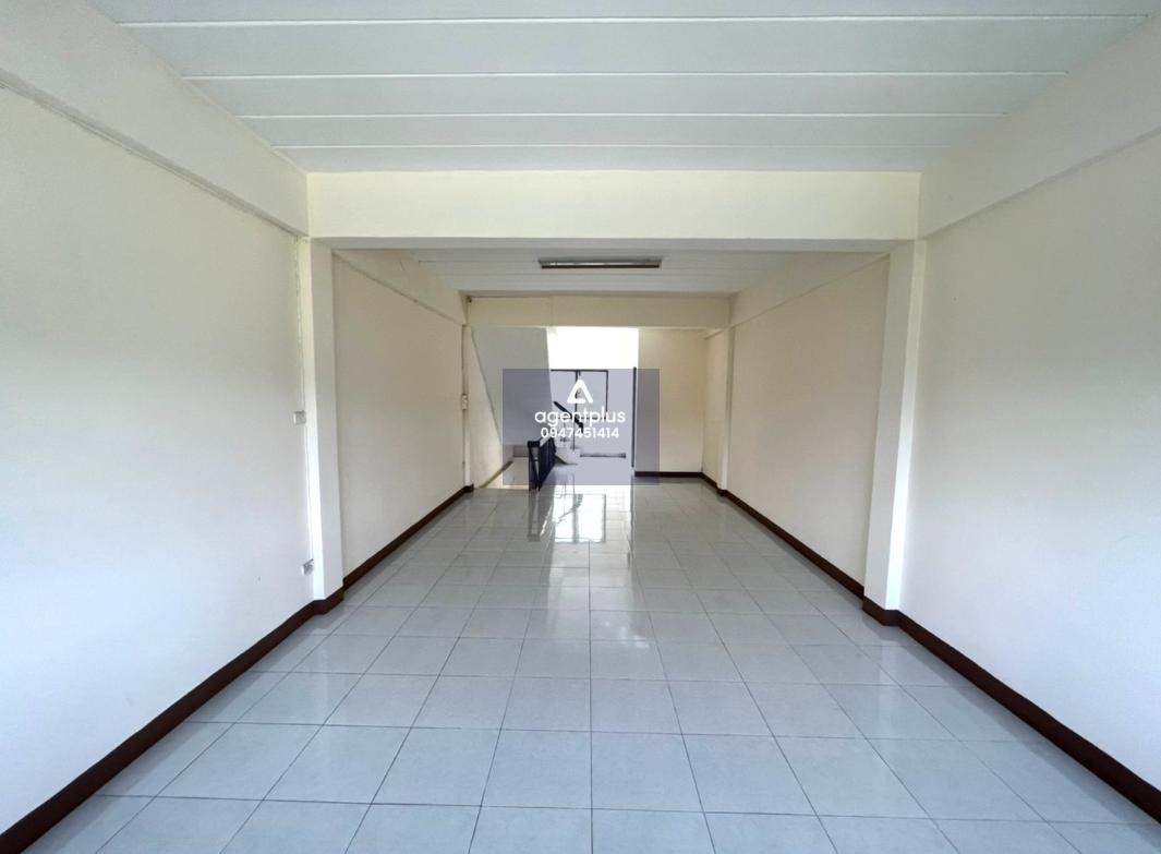 อาคารพาณิชย์ 3.5 ชั้น โครงการวิรากร ทำเลดี ใกล้ถนนสุขุมวิท การคมนาคมสะดวก รายล้อมด้วยอาคารพาณิชย์และสิ่งอำนวยความสะดวกครบ พร้อมสาธารณูปโภค เหมาะสำหรับอยู่อาศัยและประกอบธุรกิจ