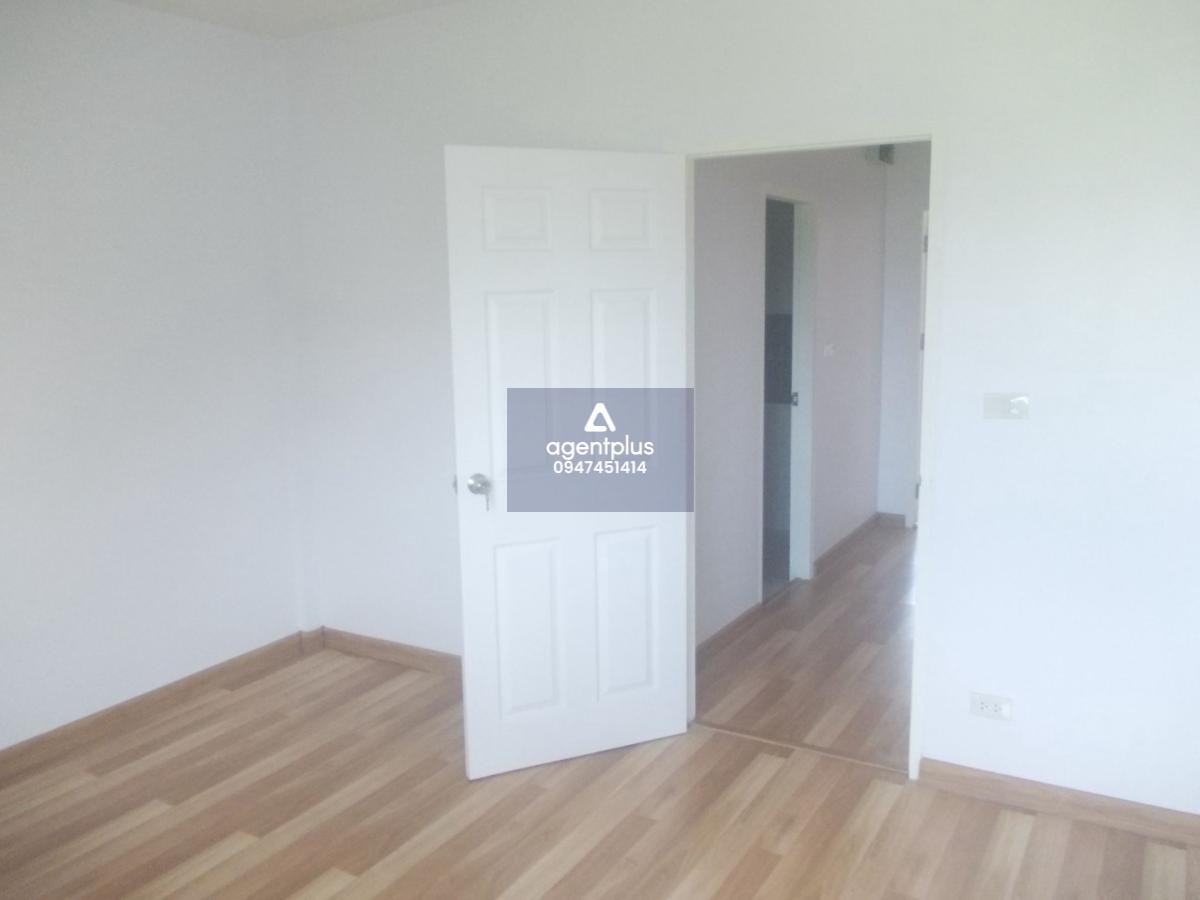 ทาวน์เฮ้าส์ 2 ชั้น อยู่ในในโครงการซอย 4 อยู่ห่างจากถนนลาดกระบัง-เทพราช บริเวณเชิงสะพานพระองค์เจ้าไชยานุชิต ประมาณ 700 เมตร โครงการเอโทล บาหลีบีช ปรับปรุงใหม่