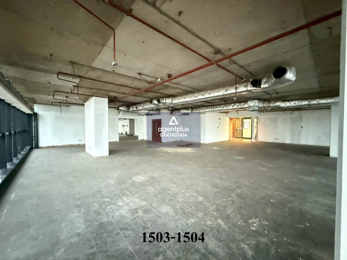 BANGKOK BUSINESS CENTER  **ออฟฟิศดี ทำเลเด็ด ใจกลางเอกมัย 🏢✨**  ตึก BBC – Bangkok Business Center