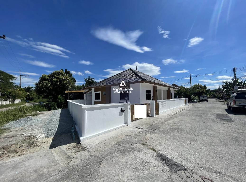 บ้านเดี่ยว 1 ชั้น อยู่ในแหล่งทำเลความเจริญ แสนสบายแลนด์ เดินทางสะดวก สามารถใช้ทางขึ้น มอเตอร์เวย์สาย 7 กรุงเทพ – พัทยา รายล้อมด้วยสิ่งอำนวยความสะดวก