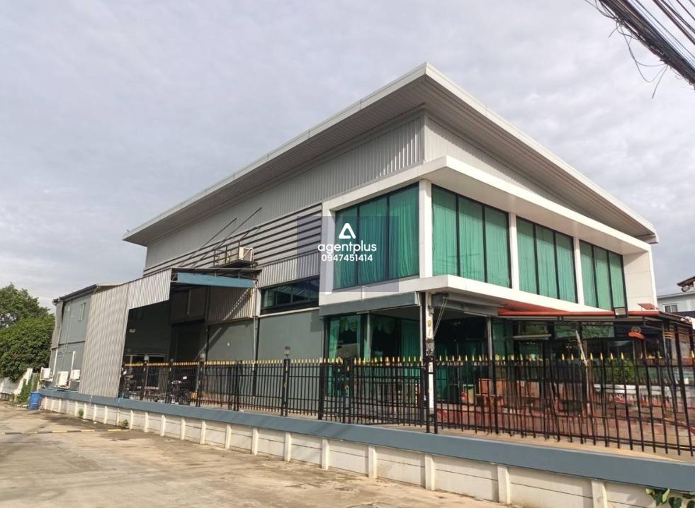 ขายโชว์รูม โกดัง พร้อมบ้านพักพนักงาน ทำเลดี ราคาถูก 21 ล้าน ราคาต่ำกว่าตลาด เหมาะกับโชว์สินค้า โชว์รถ โชว์เฟอร์นิเจอร์