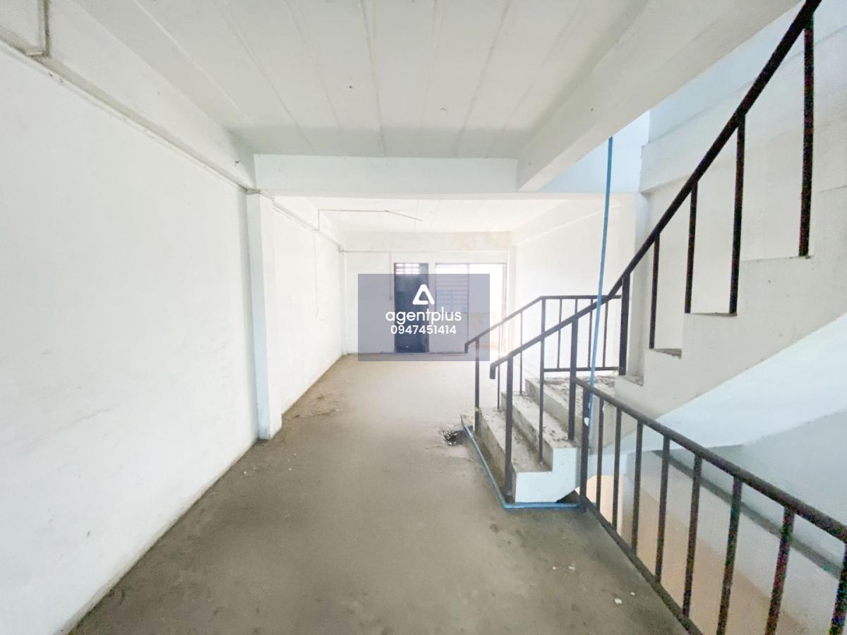 อาคารพาณิชย์ 4 ชั้น พร้อมชั้นลอย และชั้นใต้ดิน ภายในกว้างขวาง ถนนสุวินทวงศ์(ทล.304) ทำเลดีติดถนนใหญ่ เดินทางเข้า-ออกสะดวก