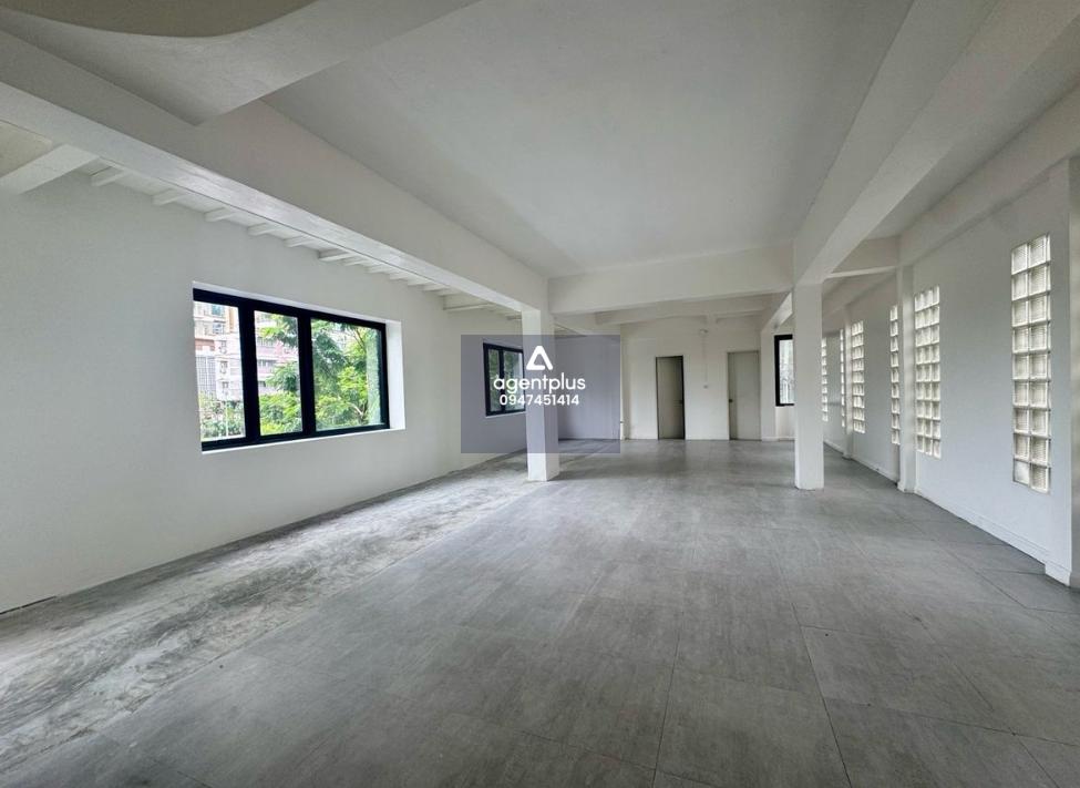 พื้นที่เช่าร้านค้า สปา คลินิค สำนักงาน ติดถนนใหญ่นราธิวาส สาทร 130 ตร.ม. อาคารโมบิคอม 4