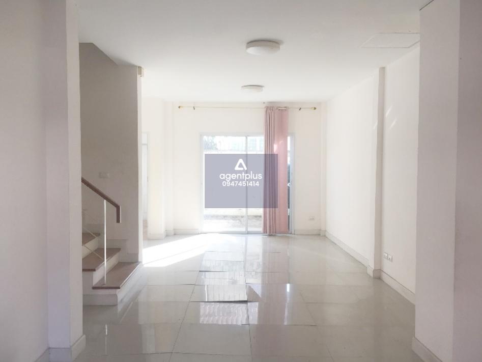 ทาวน์เฮ้าส์ 2 ชั้น เดอะเซ็นทรัล 2 ศรีราชา ห่างจากถนนสายศรีราชา-หนองยายบู่ แยกเข้าซอยหมอย้อย ประมาณ 1 กม. เดินทางเข้า-ออกสะดวก อยู่ใกล้แหล่งชุมชน