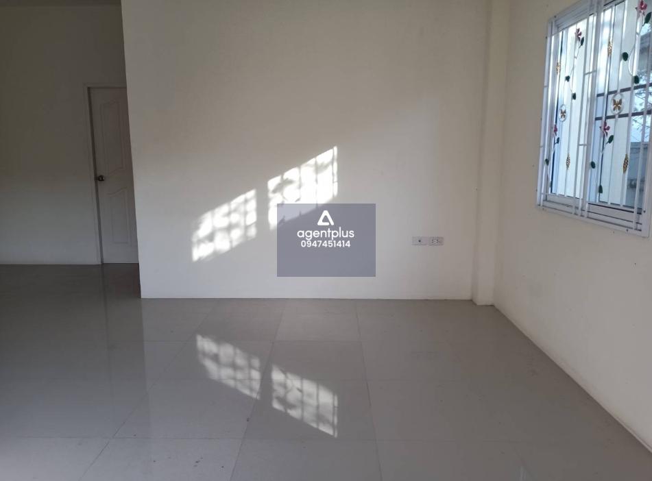 บ้านเดี่ยวชั้นเดียว บ้านนิภารมย์ ระยอง โครงการอยู่ใกล้ถนนสายหลัก (ทล.36) เดินทางเข้า-ออกสะดวก ตั้งอยู่ในแหล่งชุมชน