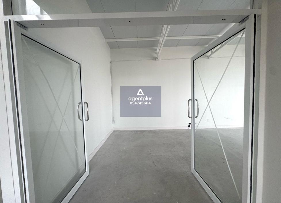 วิวสวย ดาดฟ้าตึกชั้น 6 ริมถนนใหญ่ พื้นที่ร้าน หรือสำนักงานให้เช่า 100 ตรม. สาทร  ริมถนนใหญ่นราธิวาส – เข้าออกทางสวนพลูได้ ติดคอนโด rhythm