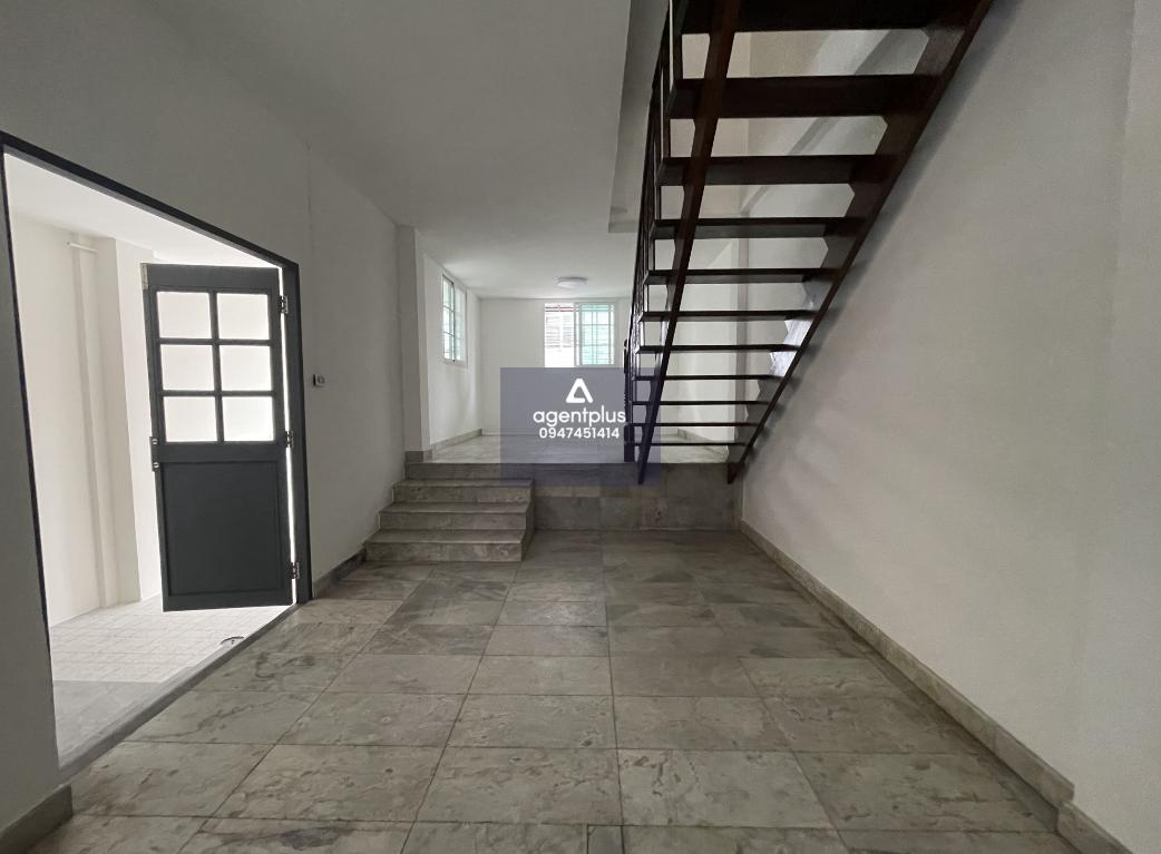 ทาวน์เฮาส์ 2 ชั้น ติดถนนบ้านสวน-หนองข้างคอก 1 และถนนสุขุมวิท เดินทางเข้า-ออกสะดวก ทำเลดีอยู่ใกล้ตึกน้ำ