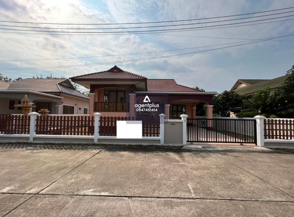 บ้านเดี่ยวชั้นเดียว ทำเลดีในแหล่งชุมชน สาธารณูปโภคครบครัน การเดินทางสะดวก แยกจากถนนสุขุมวิท (ทล.3) หลัก กม.ที่ 179 เข้าซอยสัตหีบ-สุขุมวิท 99 ถึงที่ตั้งทรัพย์ประมาณ 4.4 กม. โครงการบ้านฟ้านาวี