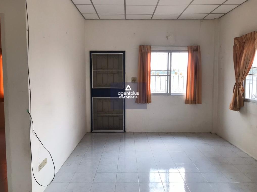 บ้านแฝด 1 ชั้น สภาพแวดล้อมโดยรอบ ตั้งอยู่ใกล้กับนิคมอุตสาหกรรม และแหล่งชุมชน การคมนาคมสะดวก สาธารณูปโภคพร้อม โครงการพฤกษ์ลดา บางนา-ตราด