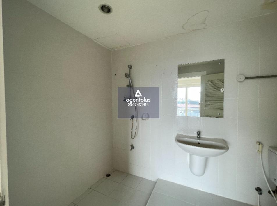 โครงการดิโฮมเพลส คอนโดมิเนียม ตั้งอยู่โซนเขารังใจกลางเมืองภูเก็ต การเดินทางเข้า-ออกสะดวก ห่างจากถนนแม่หลวนเพียง 70 เมตร