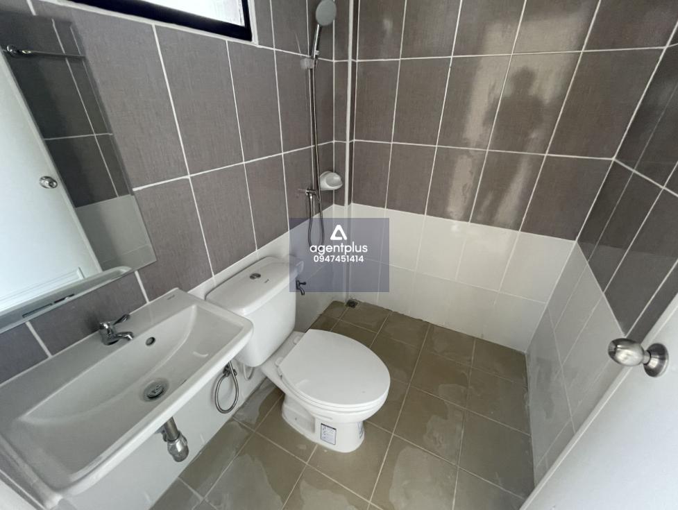 บ้านเดี่ยว หมู่บ้าน แสนสบายแลนด์ ถนนสุขประยูรประมาณ 3.2 กม. อ.เมืองชลบุรี ทำเลดี บริเวณใกล้เคียงเป็นที่อยู่อาศัยและวัดหนองแฟบ การคมนาคมสะดวก สาธารณูปโภคพร้อม