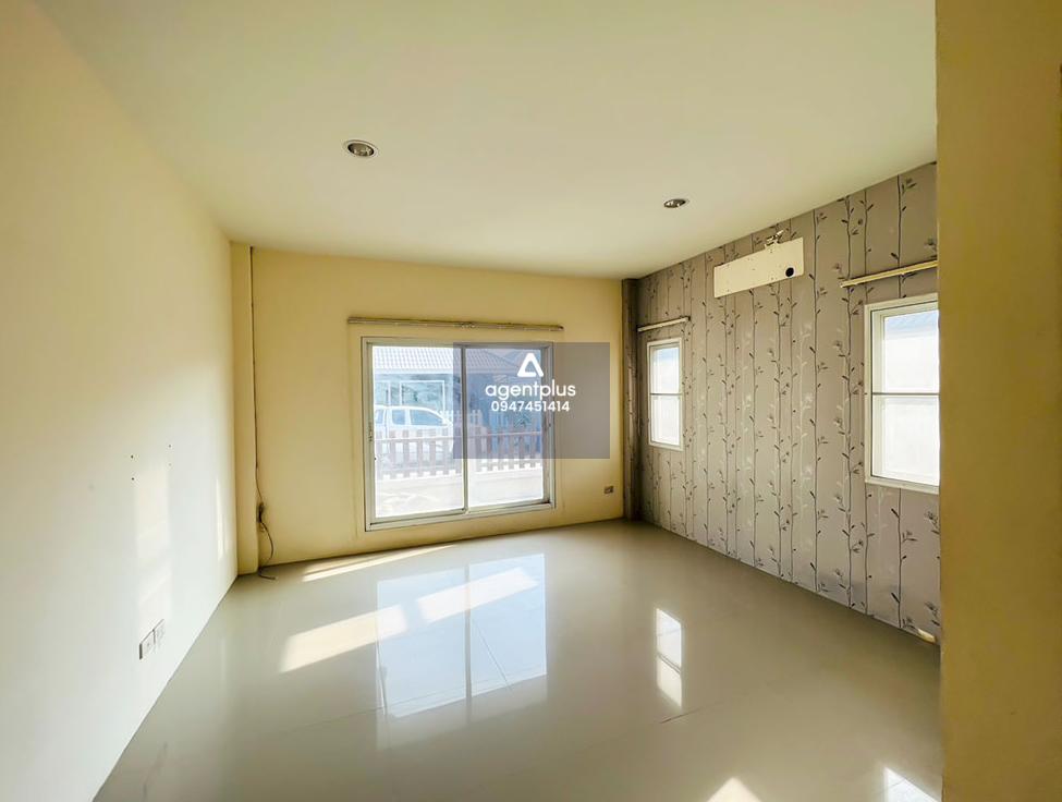 บ้านเดี่ยวชั้นเดียว ถ.สายพัทยา-ระยอง (ทล.36) บ้านพัทยาวิลเลจ เฟส 1 บริเวณโดยรอบเป็นแหล่งชุมชน การคมนาคมสะดวก สาธารณูปโภคพร้อม ใกล้สิ่งอำนวยความสะดวก