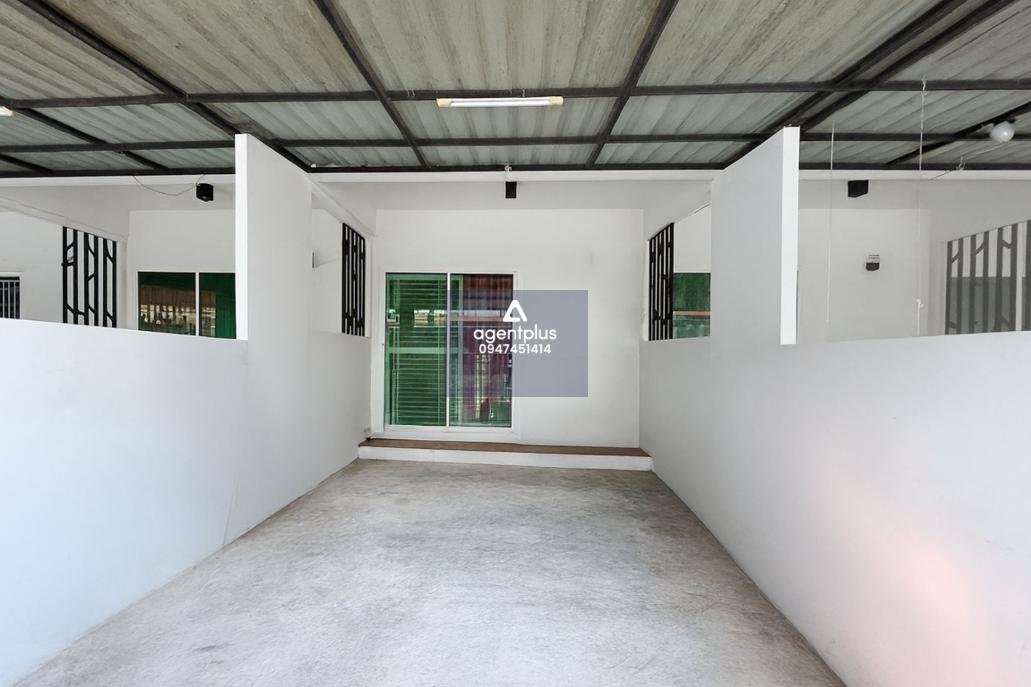 ทาวน์เฮ้าส์ 2 ชั้น ถนนนิคมอุตสาหกรรมอีสเทิร์นซีบอร์ด แยกเข้าถนนห้วยปราบ-พันเสด็จใน สมาร์ทแลนด์ นิวสไตล์ ศรีราชา ทางเข้าออกสะดวก