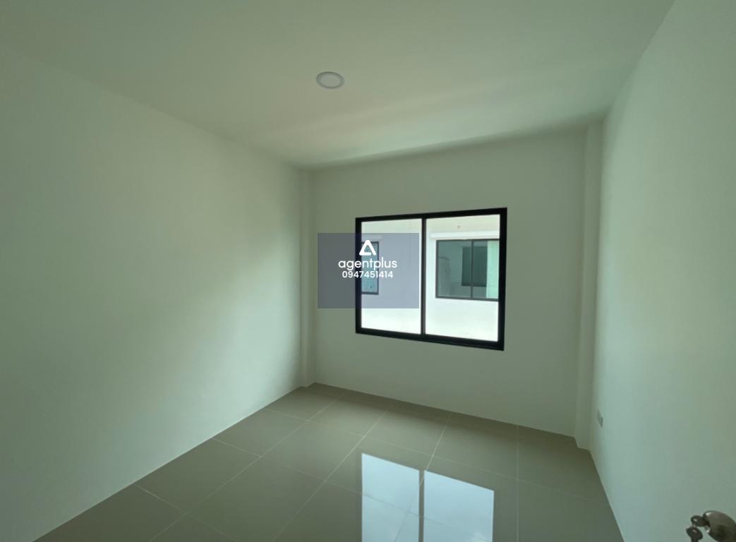 ทาวน์เฮ้าส์ 2 ชั้น ไอวี่ ทาวน์ 1 ภายในกว้างขวาง การเดินทางสามารถใช้มอเตอร์เวย์ กรุงเทพ‑ชลบุรี สายใหม่ โดยใช้เวลาเดินทางประมาณ 20 นาที รายล้อมด้วยสถานที่สำคัญ