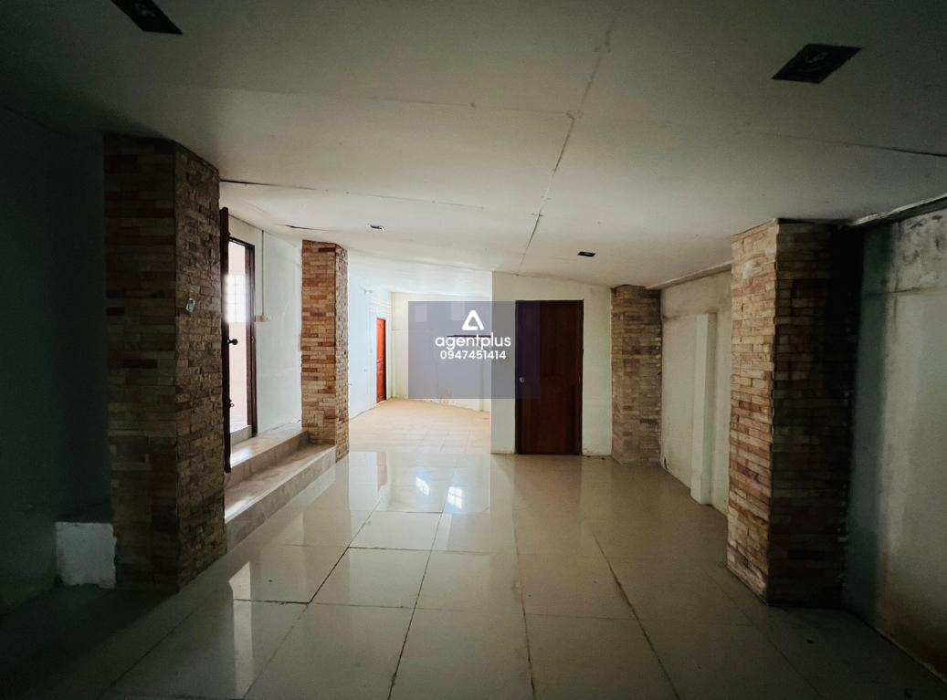 บ้านเดี่ยวชั้นเดียว ภายในกว้างขวาง ติดถนนเลียบทางรถไฟ เดินทางเข้า-ออกสะดวก อยู่ในย่านชุมชน ใกล้ร้านสะดวกซื้อ และร้านค้าชุมชน