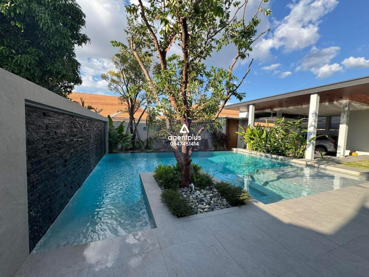 พูลวิลล่าดีไซน์สวย ทำเลใกล้หาดจอมเทียน เหมาะทั้งอยู่อาศัยและลงทุน บ้านใหม่ บรรยากาศเงียบสงบ เป็นส่วนตัว ภายในโครงการมีระบบรักษาความปลอดภัย 24 ชม.  ✨ รายละเอียดทรัพย์  • 3 ห้องนอน | 4 ห้องน้ำ (ห้องน้ำในตัวทุกห้อง)  • ขนาดที่ดิน 136.5 ตร.ว. (546 ตร.ม.)  • พ