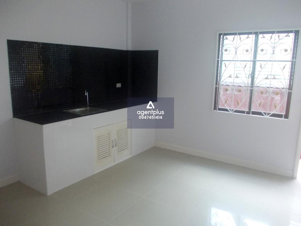 ทาวน์เฮ้าส์ 2 ชั้น อยู่ในในโครงการซอย 4 อยู่ห่างจากถนนลาดกระบัง-เทพราช บริเวณเชิงสะพานพระองค์เจ้าไชยานุชิต ประมาณ 700 เมตร โครงการเอโทล บาหลีบีช ปรับปรุงใหม่