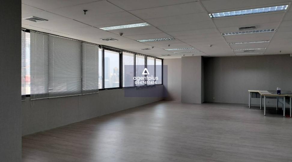 ขายสำนักงาน พื้นที่เกือบ 300 ตร.ม. แถมอุปกรณ์สำนักงานให้ตามภาพ อาคารลุมพินีทาวเวอร์ ลิฟท์ 12 ตัว แยกโซนสูง-ต่ำ สะดวกสบายต่อผู้มาติดต่อ สำนักงานสภาพดี ทั้งสำนักงานและ อุปกรณ์ พร้อมใช้งาน สามารถเข้าใช้งานได้ทันที