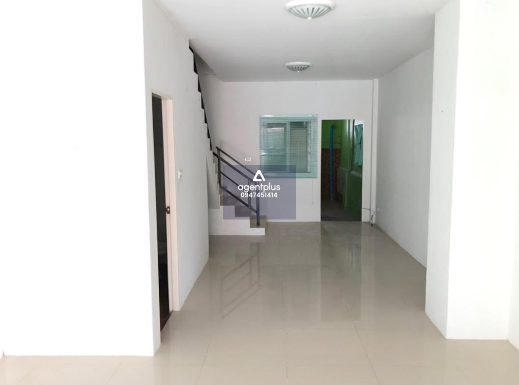 ทาวน์เฮ้าส์ 2 ชั้น การคมนาคมสะดวก สาธารณูปโภคครบครัน ใกล้แหล่งชุมชน ถนนสายชลบุรี-บ้านบึง (ทล.344) แยกเข้าถนนมิตรภาพ ประมาณ 4.75 กม. โครงการเพชรธารา