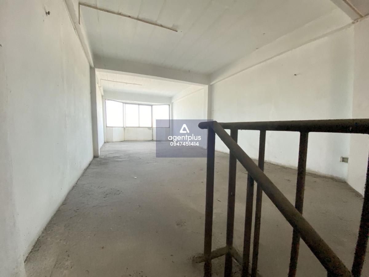 อาคารพาณิชย์ 4 ชั้น พร้อมชั้นลอย และชั้นใต้ดิน ภายในกว้างขวาง ถนนสุวินทวงศ์(ทล.304) ทำเลดีติดถนนใหญ่ เดินทางเข้า-ออกสะดวก