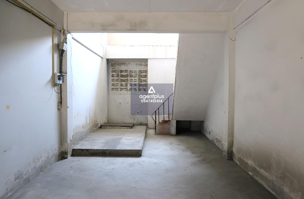 อาคารพาณิชย์ 3.5 ชั้น ทำเลดี รายล้อมด้วยแหล่งชุมชนและสถานศึกษา การคมนาคมสะดวก ใกล้ถนนสุขุมวิท (ทล.3) เดินทางเข้าออกง่าย พร้อมสาธารณูปโภคครบ เหมาะสำหรับอยู่อาศัยและทำธุรกิจ