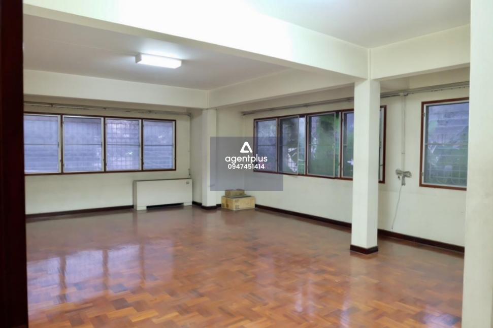 ปล่อยเช่าตึกขนาดใหญ่ 1,000 ตรม. ใจกลางเมือง ย่านอารีย์ ที่จอดรถ 8 คัน ตึกสูง5 ชั้น ปูพื้นไม้แท้ เหมาะสำหรับทำออฟฟิศ ใกล้รถไฟฟ้า BTS อารีย์-สะพานควาย