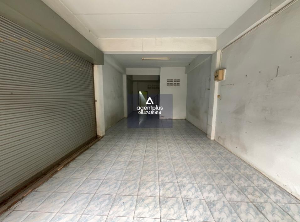 อาคารพาณิชย์ 2 ชั้น โครงการเมืองแลนด์ แอนด์ เฮ้าส์ 6 ชลบุรี ติดถนนเครือสหพัฒน์ เดินทางเข้า-ออกสะดวก