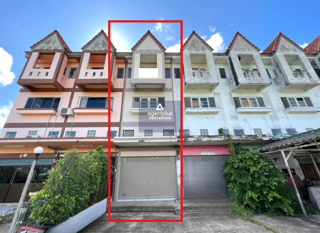 อาคารพาณิชย์ 3.5 ชั้น โครงการวิรากร ทำเลดี ใกล้ถนนสุขุมวิท การคมนาคมสะดวก รายล้อมด้วยอาคารพาณิชย์และสิ่งอำนวยความสะดวกครบ พร้อมสาธารณูปโภค เหมาะสำหรับอยู่อาศัยและประกอบธุรกิจ