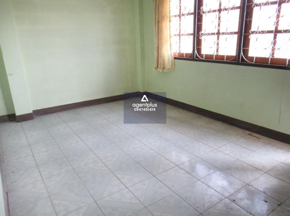 ทาวน์เฮ้าส์ 2 ชั้น ทำเลดีทรัพย์ตั้งอยู่ย่านชุมชน และตั้งอยู่ใกล้สิ่งอำนวยความสะดวก