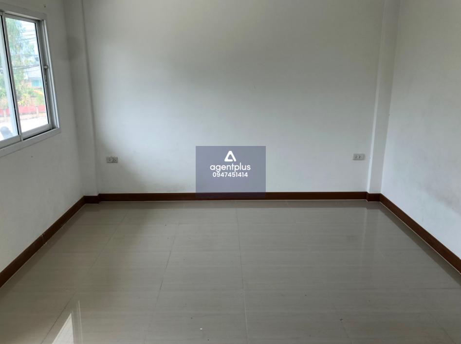 ทาวน์เฮ้าส์ 2 ชั้น ถนนสายตลาดใหม่-โรงนา การคมนาคมสะดวก สาธารณูปโภคครบครัน ใกล้แหล่งชุมชน โครงการโชติกา โมเดิร์นนิตี้ พานทอง