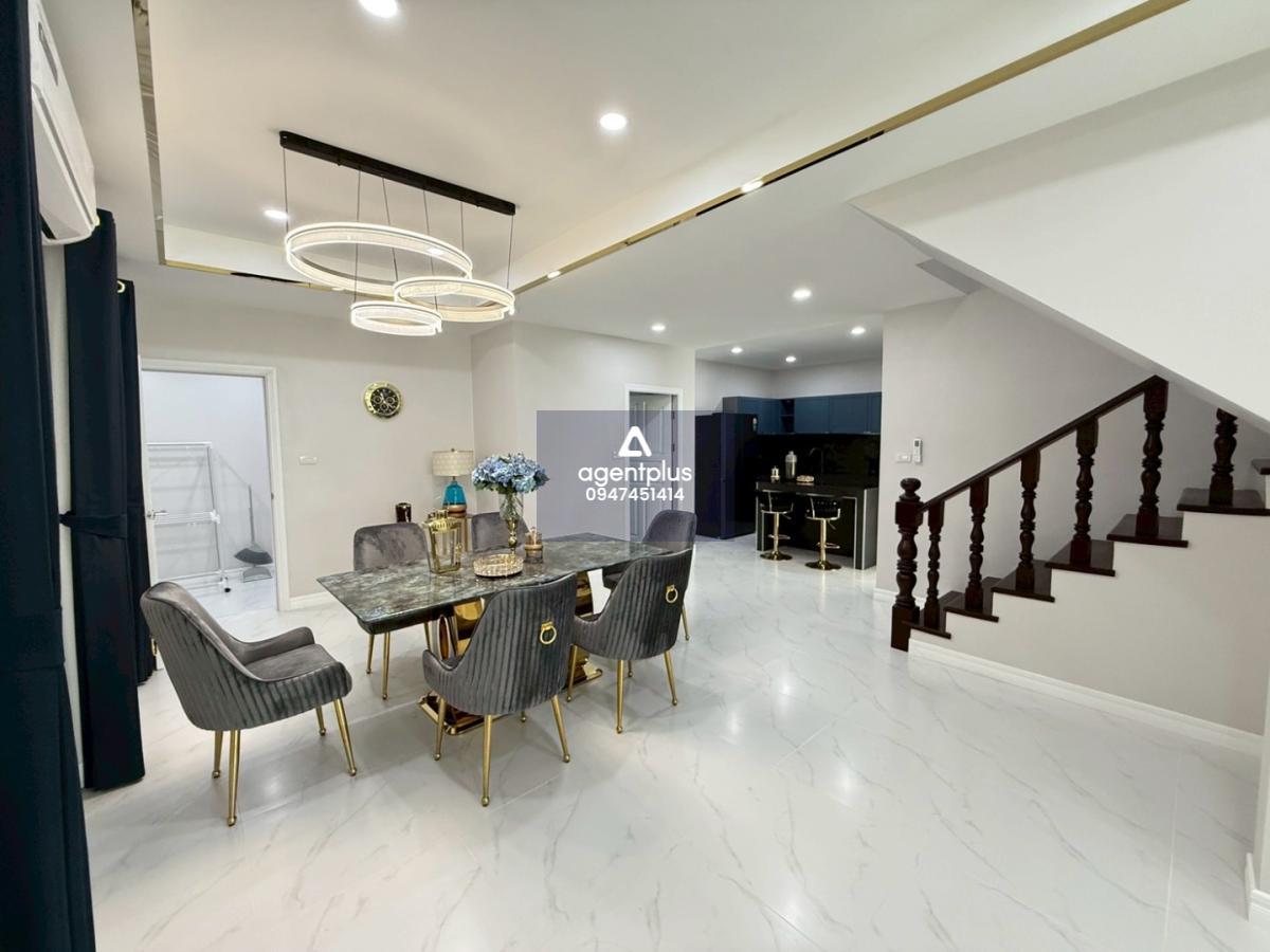 บ้านรีโนเวทใหม่ สไตล์โมเดิร์น 2 ชั้น ให้เช่า ใกล้ พัทยาใต้