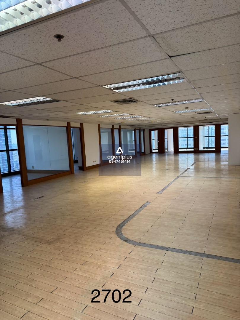 BANGKOK BUSINESS CENTER  **ออฟฟิศดี ทำเลเด็ด ใจกลางเอกมัย 🏢✨**  ตึก BBC – Bangkok Business Center