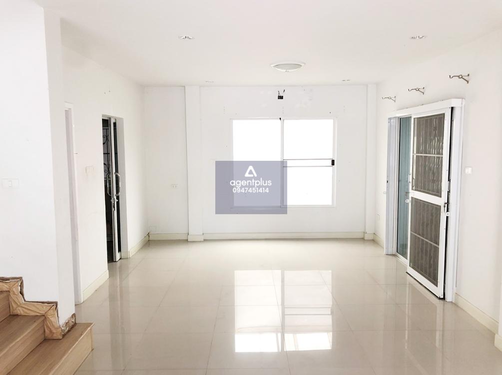 บ้านแฝด 2 ชั้น โครงการเดอะ ทรี ทำเลดี ติดถนน เดินทางเข้า-ออกสะดวก อยู่ในย่านชุมชน