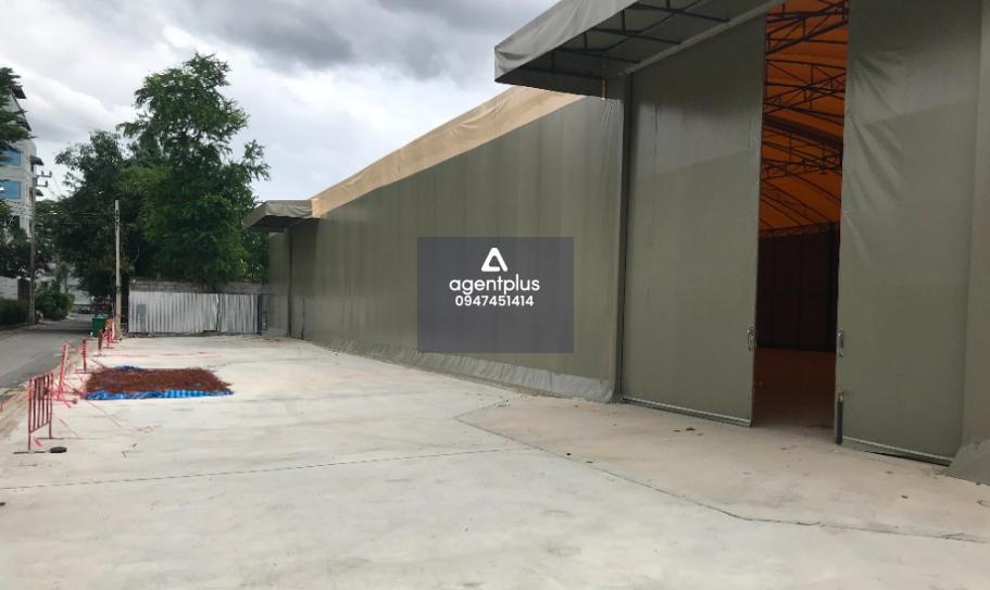 *โกดังให้เช่า ด้านหน้าโกดังมีพื้นที่จอดรถ 10-12 คัน พระราม9