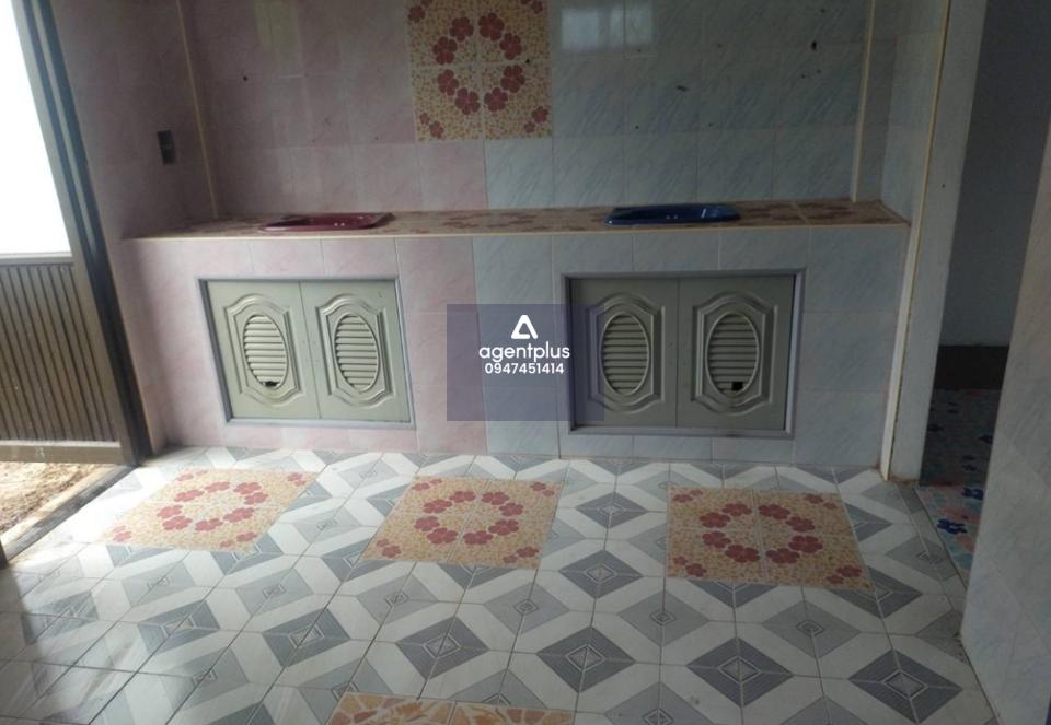 บ้านเดี่ยวชั้นเดียว ทำเลดีใกล้ถนนสุขุมวิท-หาดแม่รำพึง รูปแปลงคล้ายสี่เหลี่ยมผืนผ้า โครงสร้างคอนกรีตเสริมเหล็ก หลังคาซีแพคโมเนีย