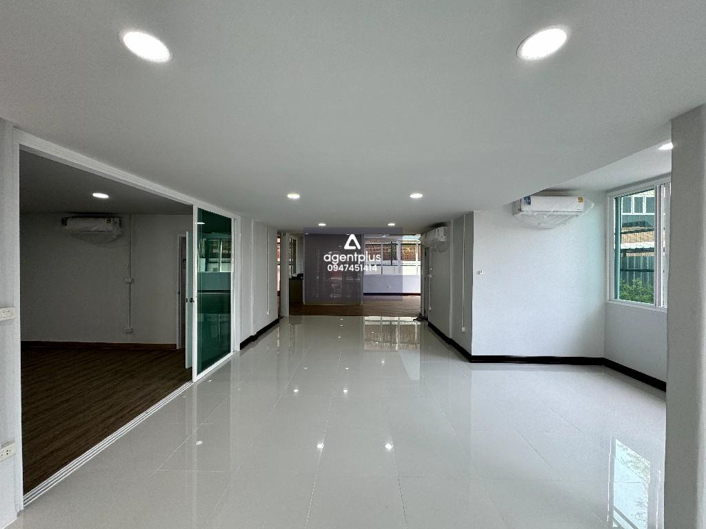 ให้เช่า Home Office / บ้านสำนักงาน พร้อมเข้าใช้งาน  บ้านรีโนเวทใหม่ ทำเลนวมินทร์ ใกล้ถนนใหญ่เพียง 70 เมตร