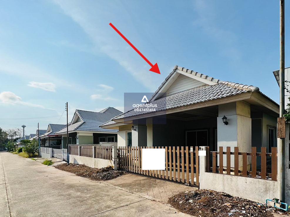 บ้านเดี่ยวชั้นเดียว ถ.สายพัทยา-ระยอง (ทล.36) บ้านพัทยาวิลเลจ เฟส 1 บริเวณโดยรอบเป็นแหล่งชุมชน การคมนาคมสะดวก สาธารณูปโภคพร้อม ใกล้สิ่งอำนวยความสะดวก